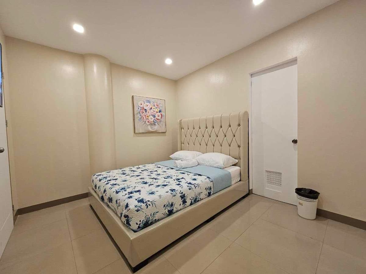 Dahlia room — bed and interior